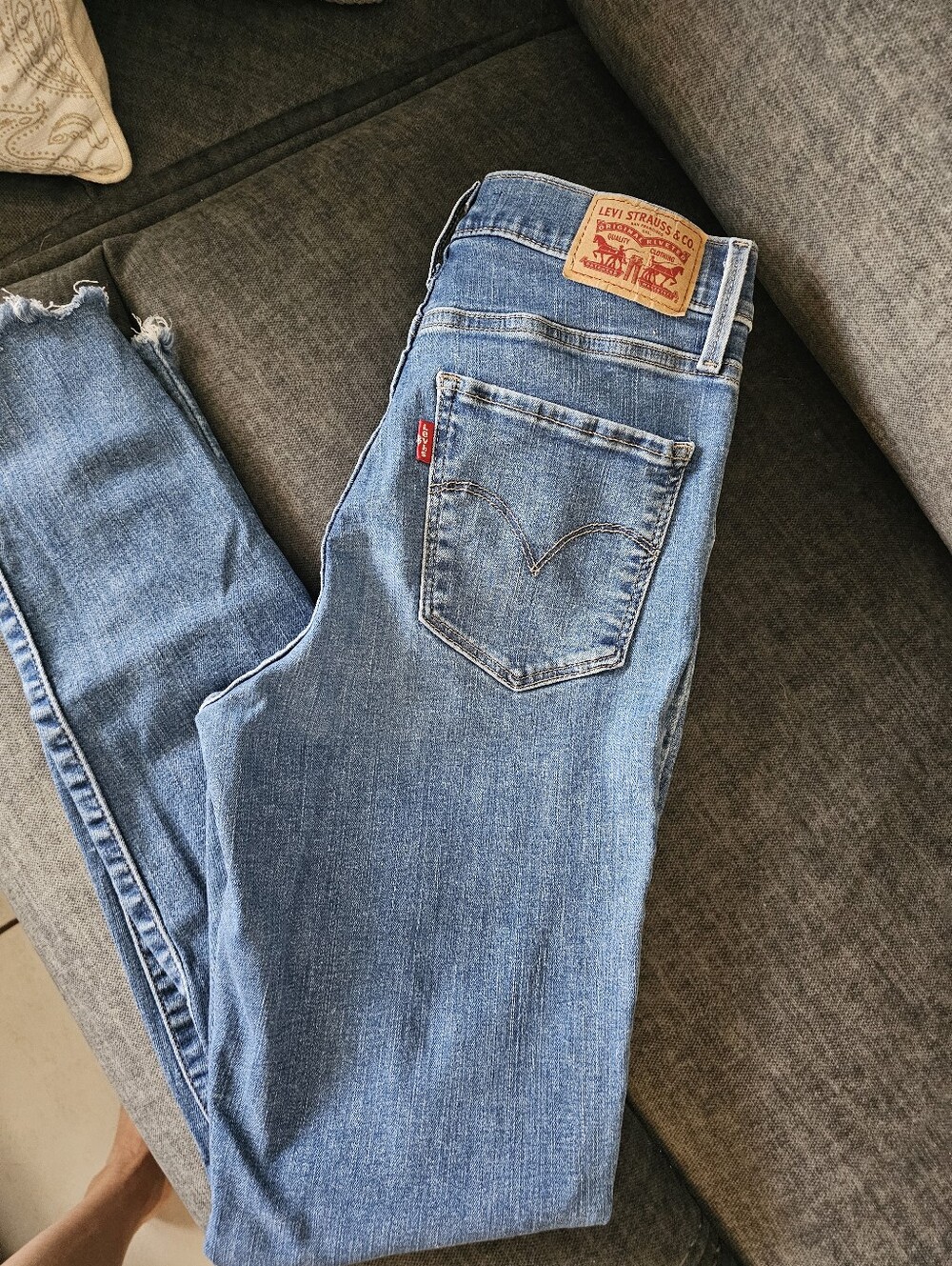 Levi's 720 High Rise Women’s Distressed Skinny Jeans! Size27!